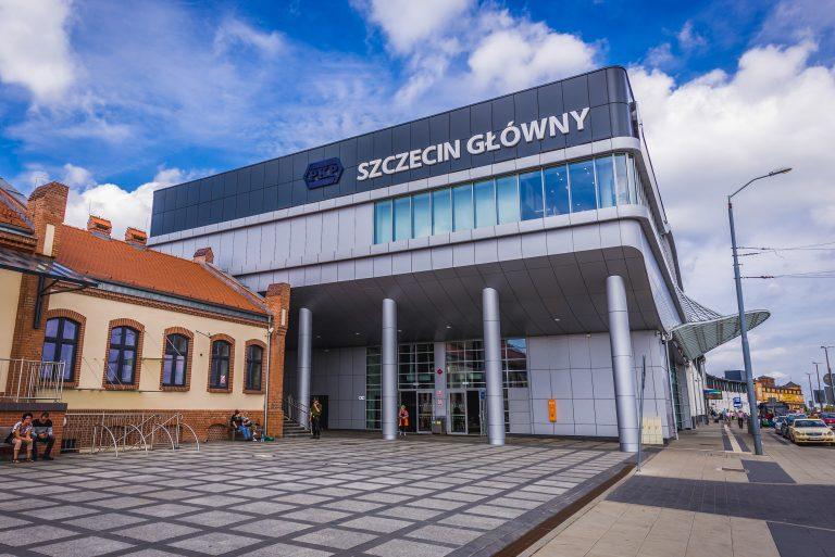 Szczecin,,Poland,-,July,11,,2017:,Building,Of,Main,Railway